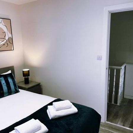 2 Bedroom serviced apartment Londen Buitenkant foto