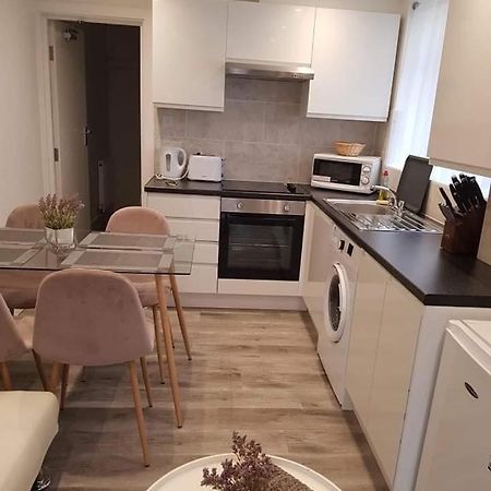 2 Bedroom serviced apartment Londen Buitenkant foto