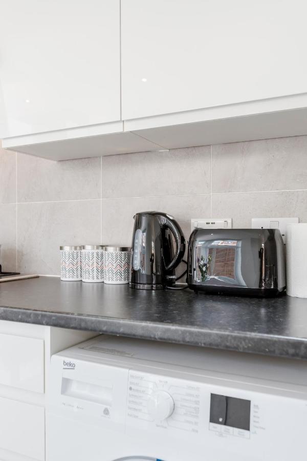 2 Bedroom serviced apartment Londen Buitenkant foto