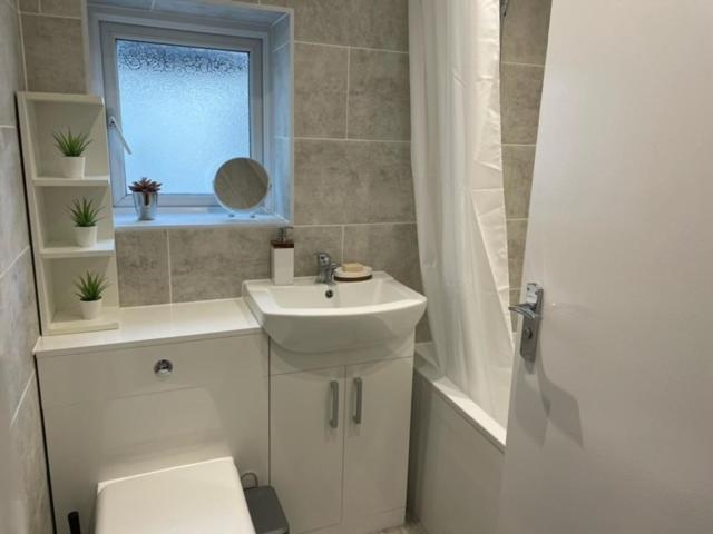 2 Bedroom serviced apartment Londen Buitenkant foto