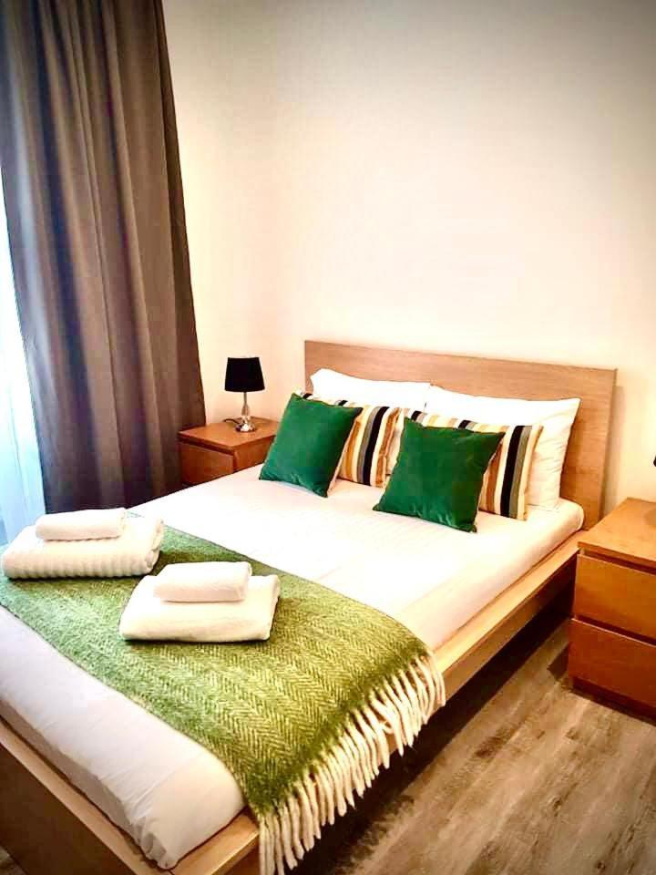 2 Bedroom serviced apartment Londen Buitenkant foto