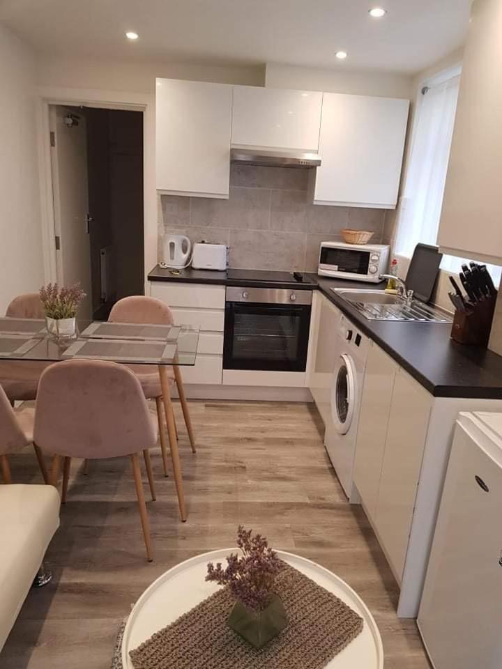 2 Bedroom serviced apartment Londen Buitenkant foto